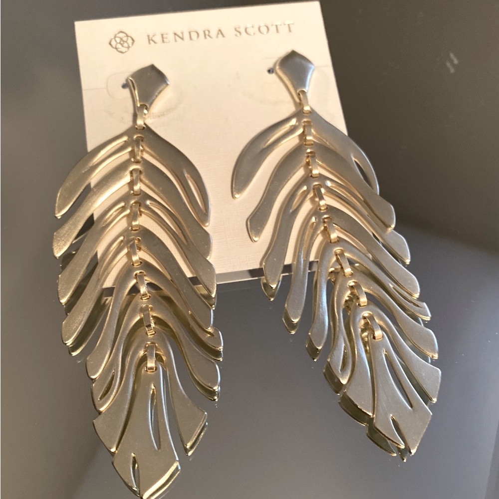New never worn Kendra Scott Lotus statement earrings